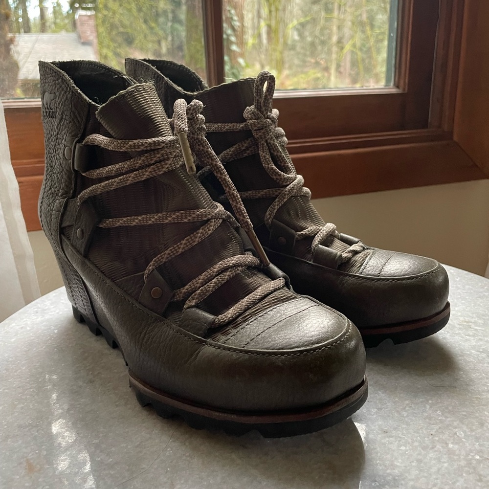 Sorel Sandy Wedge Bootie in Nori